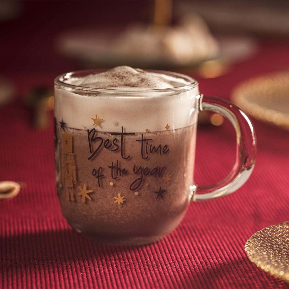 Glastasse RIPOSO mit Gravur "Best time of the year" auf rotem Untergrund, gefüllt mit Heißgetränk