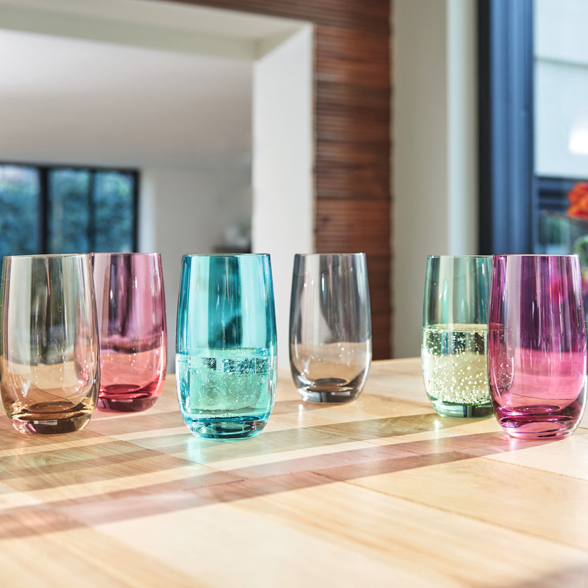 Trinkglas SORA 390 ml 6er-Set in verschiedenen Farben auf Holztisch