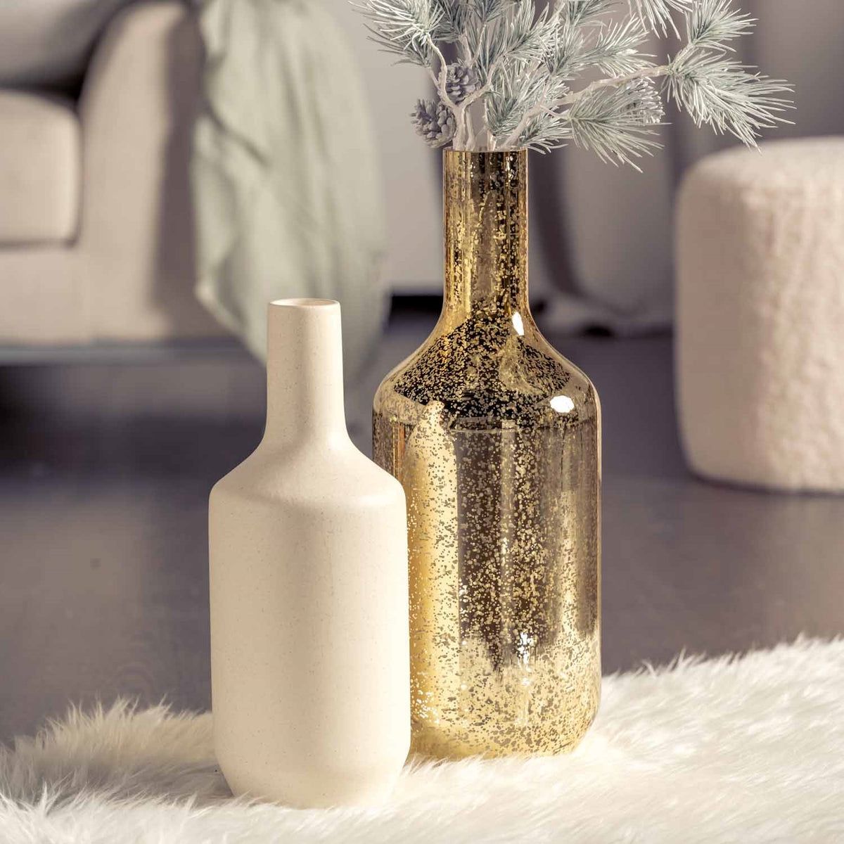Goldgesprenkelte Vase MILANO neben weißer Vase in Wohnzimmer mit Blumendeko