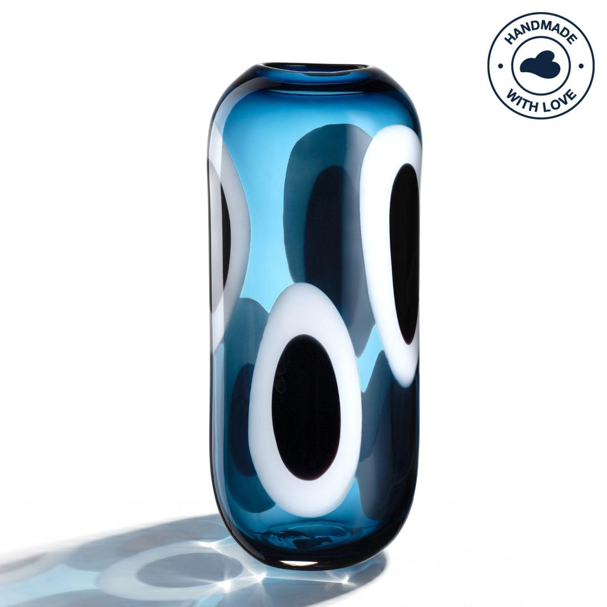 Vase OCCHI BLU mit weißen und schwarzen Augen-Motiven auf blauem Glashintergrund