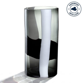 Vase BANDA NERA mit schwarzweißem Streifenmuster aus Glas vor weißem Hintergrund