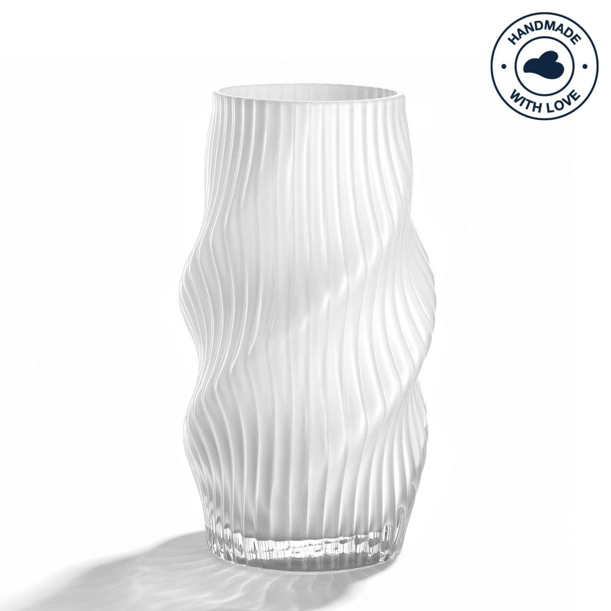 Vase VERDI 23 cm weiß aus Glas mit gewelltem Oberflächenmuster, Nahaufnahme vor weißem Hintergrund