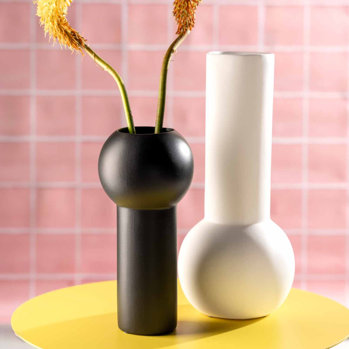 Keramikvase BRERA weiß neben schwarzer Vase mit Trockenblumen auf gelbem Untergrund