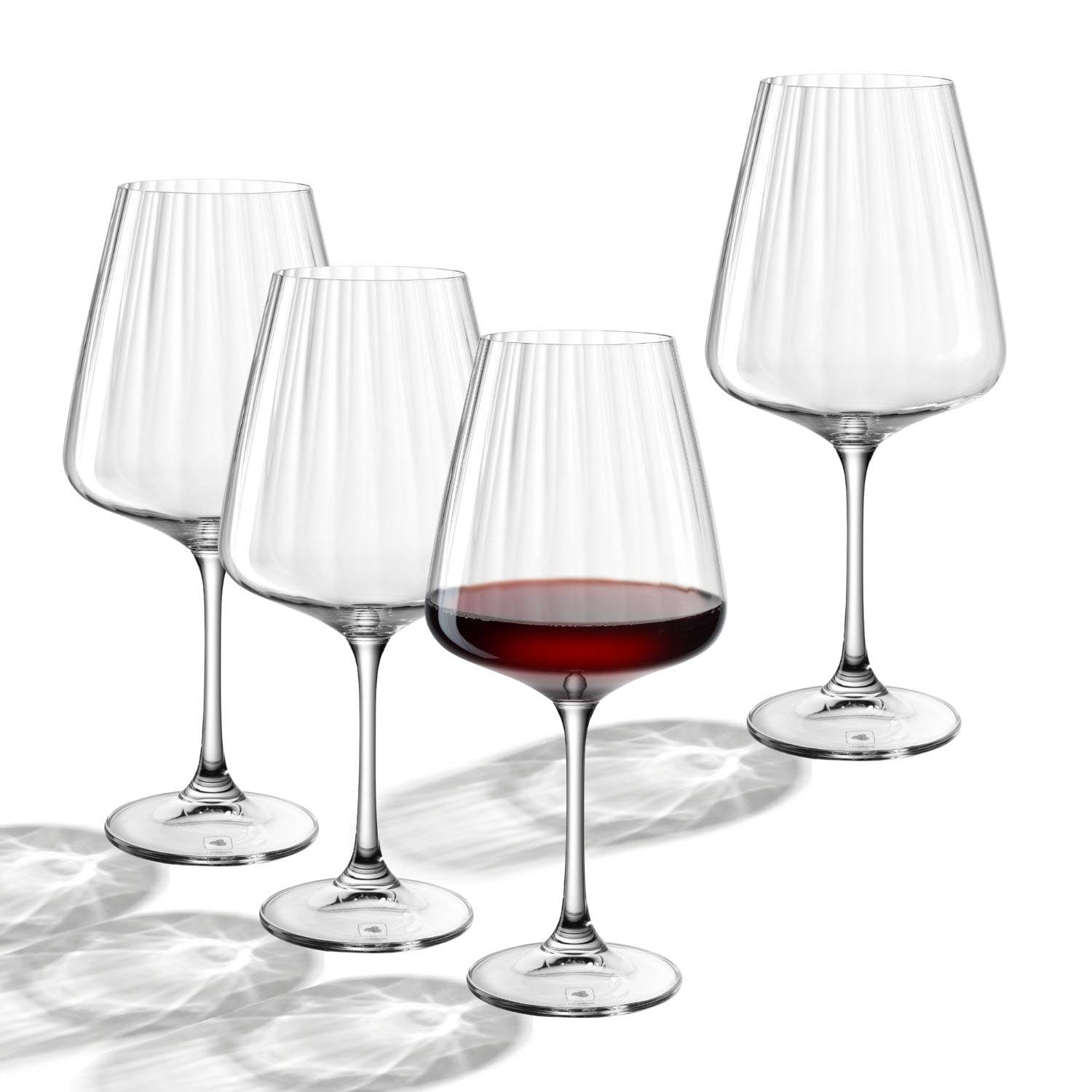 Rotweinglas PAOLO 660 ml 4er-Set, eines mit Rotwein gefüllt, auf weißem Hintergrund