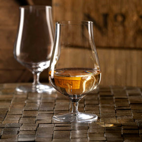 Whiskygläser auf Fuß BRUNELLI mit Whisky gefüllt auf Holzuntergrund