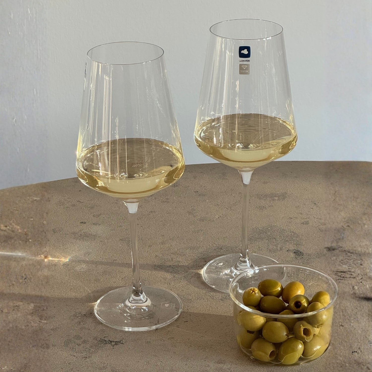 Weinset XL PUCCINI mit zwei gefüllten Gläsern und Oliven auf Tisch
