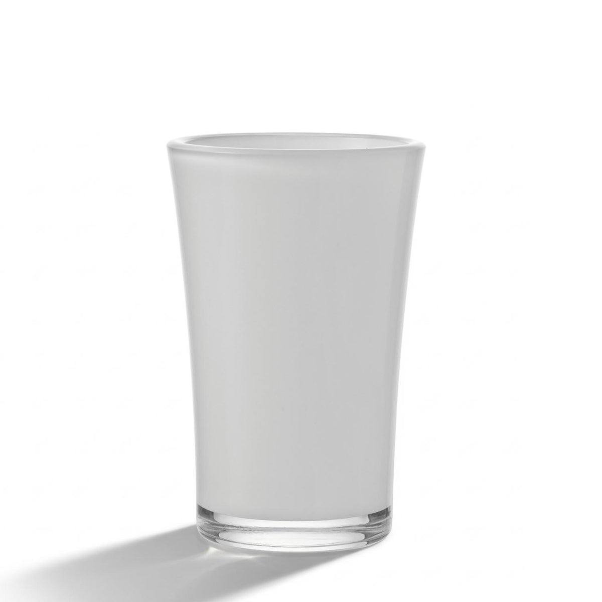 Vase BLOOM 21 cm weiß aus Glas vor weißem Hintergrund