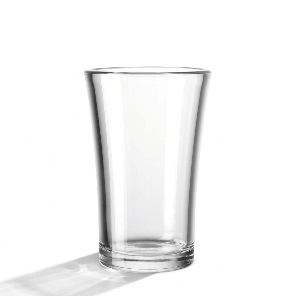 Klares Glasgefäß mit geschwungener Form auf weißem Hintergrund