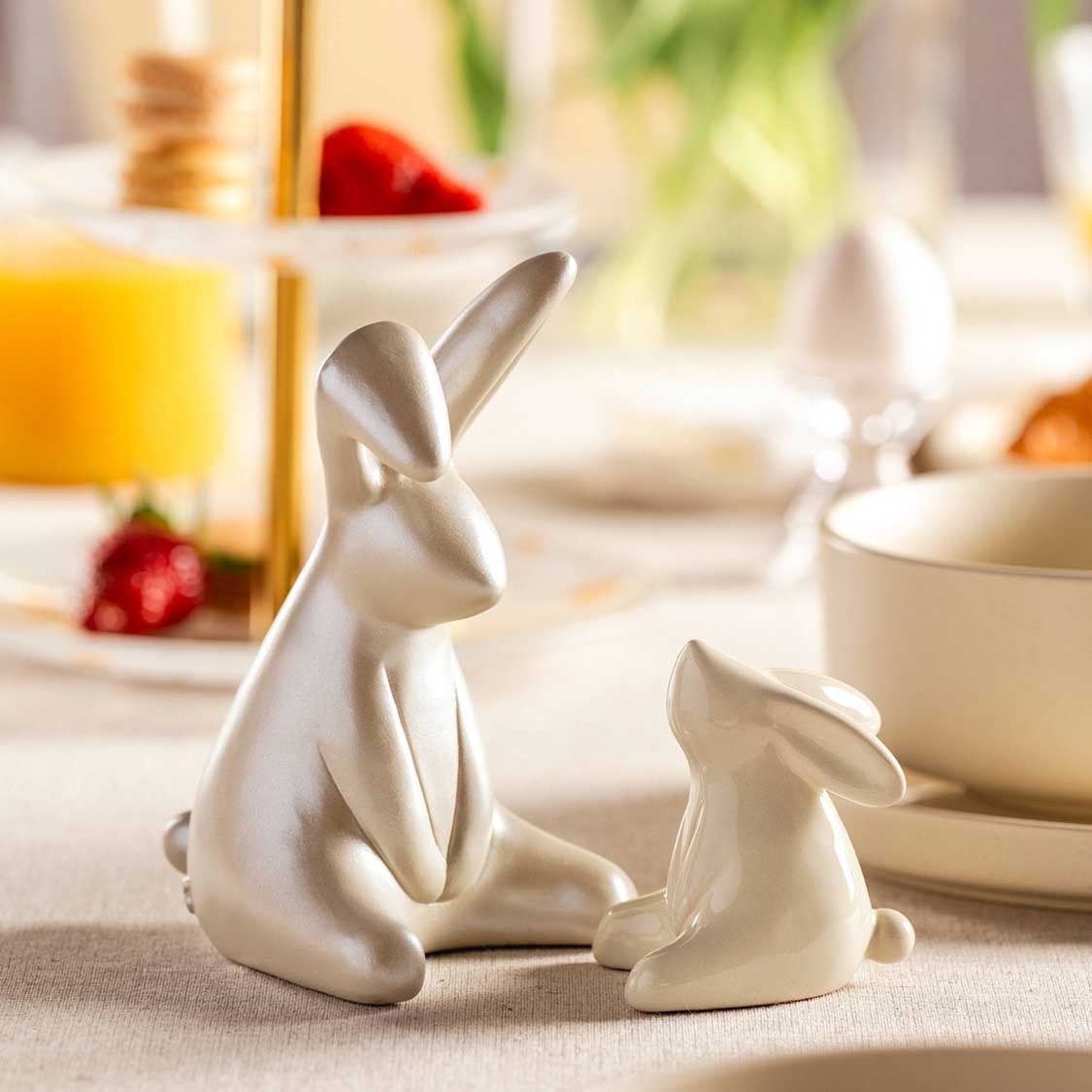 Zwei beige Keramikhasen LOLLE auf gedecktem Frühstückstisch mit Geschirr