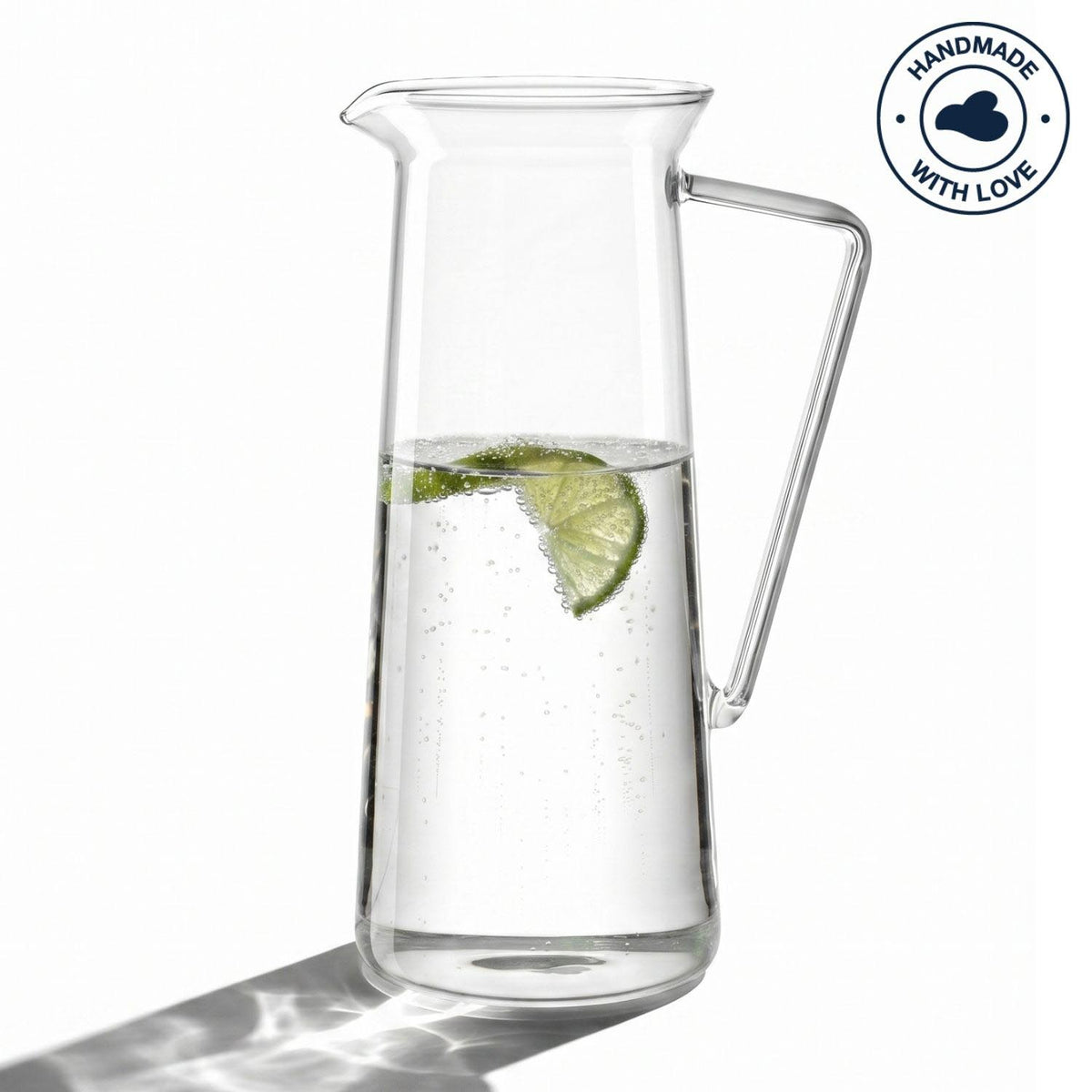 Krug GIORNO mit Wasser, Limettenscheibe und Minze gefüllt