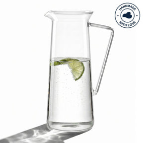 Krug GIORNO mit Wasser, Limettenscheibe und Minze gefüllt