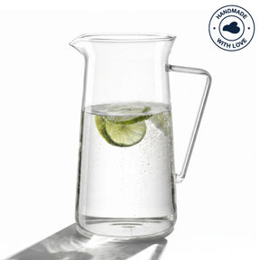 Krug GIORNO mit Wasser und Limettenscheibe gefüllt, Studioaufnahme