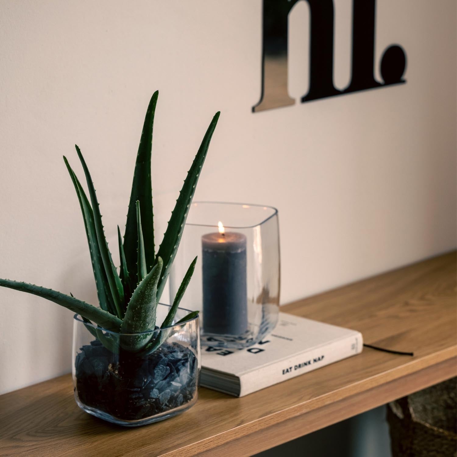Vase PIETRA mit Sukkulente und Kerze in Wohnraum auf Holztisch