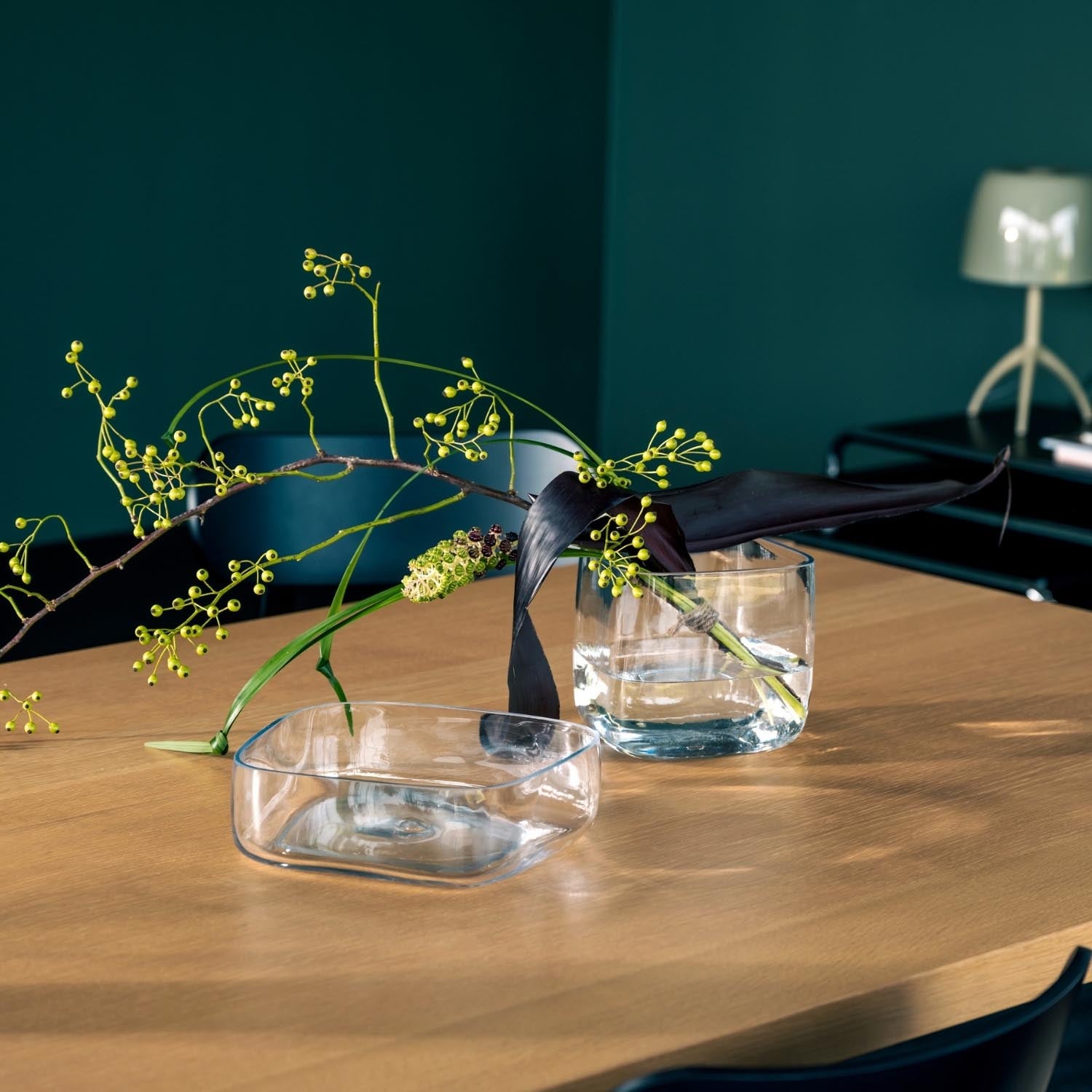 Vase PIETRA 15 cm mit gelblichen Blüten auf Holztisch in Büroumgebung