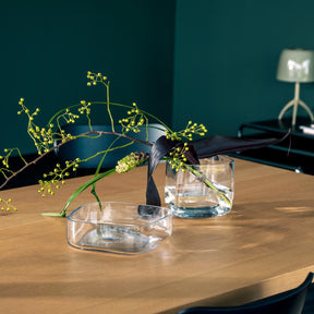 Vase PIETRA 15 cm mit gelblichen Blüten auf Holztisch in Büroumgebung
