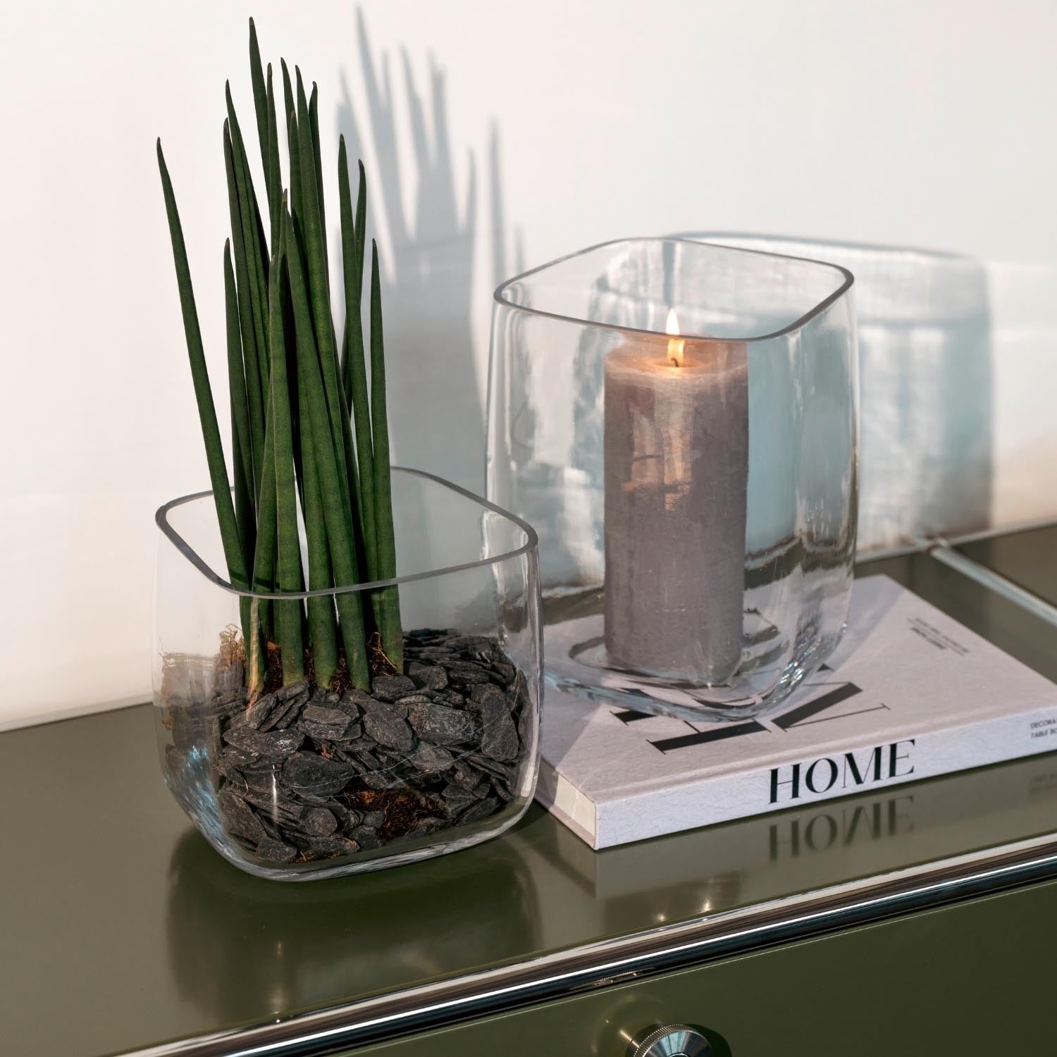 Vase PIETRA mit Gräsern und brennender Kerze in Wohnraum-Stillebensetting
