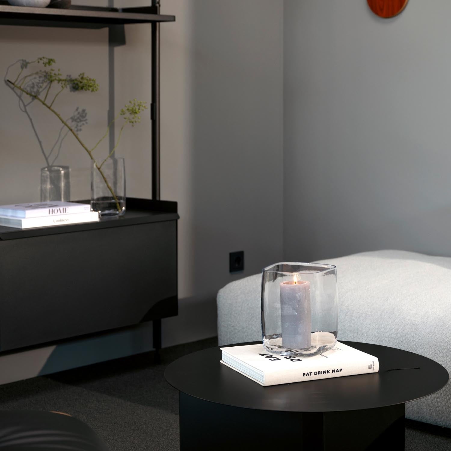 Vase PIETRA 20 cm klar auf schwarzem Tisch in modernem Wohnzimmer mit Deko