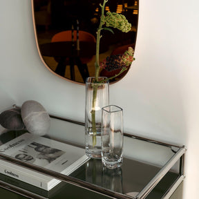 Solifleurvase PIETRA mit Blumen auf schwarzem Tablett in Wohnzimmer-Stillife