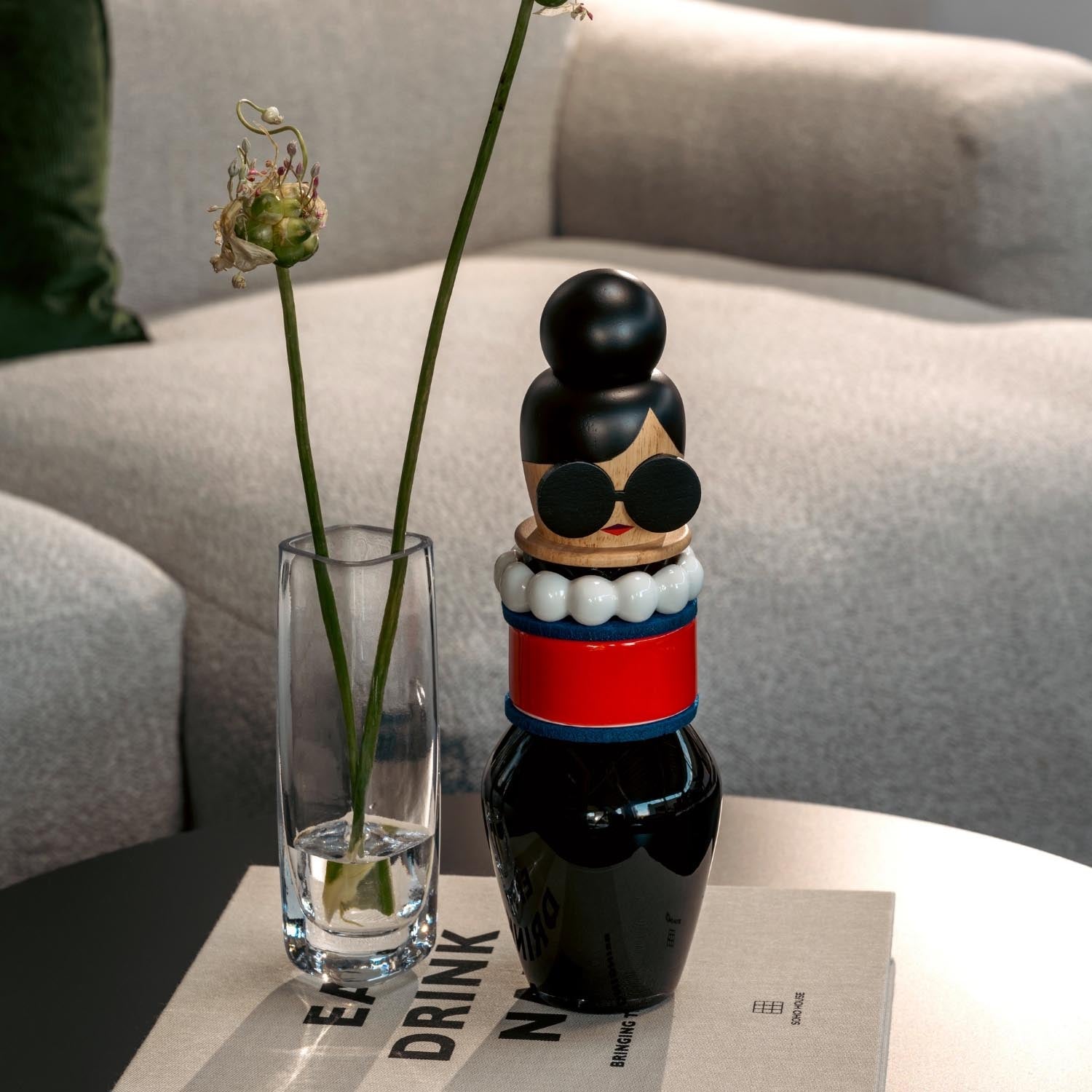 Solifleurvase PIETRA mit Trockenblumen in Wohnraumstillife neben Dekofigur