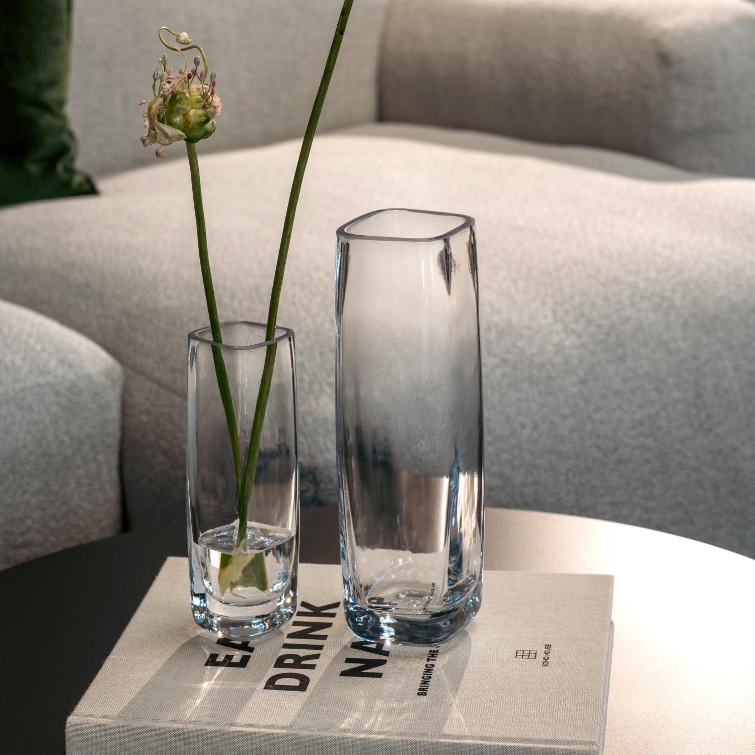 Solifleurvase PIETRA mit Gräsern in Wohnzimmer auf weißem Beistelltisch