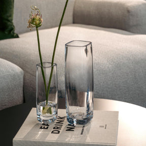 Solifleurvase PIETRA mit Gräsern in Wohnzimmer auf weißem Beistelltisch