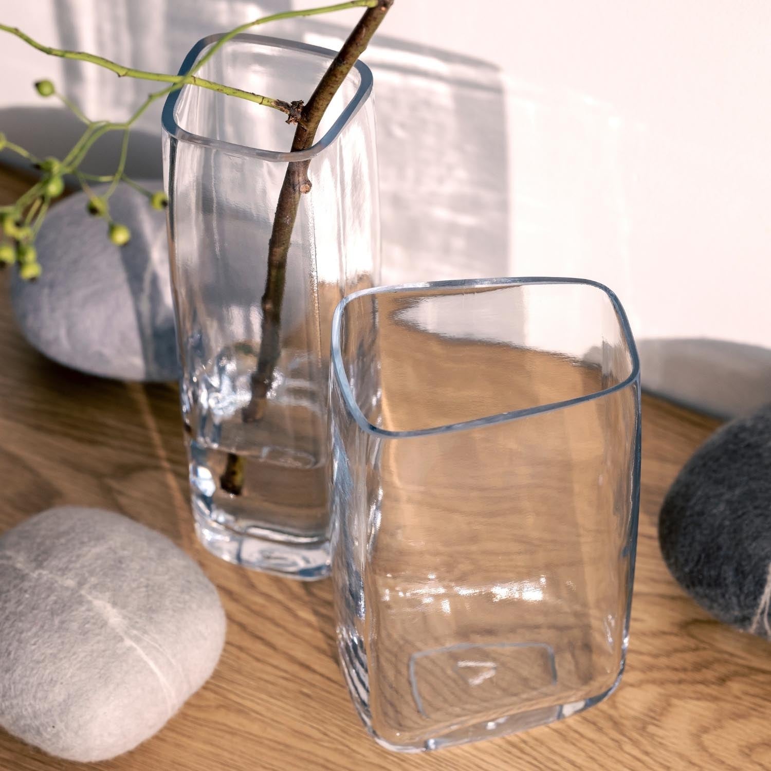 Vase PIETRA 20 cm schmal mit Wasser und Zweig auf Holztisch in Wohnraum