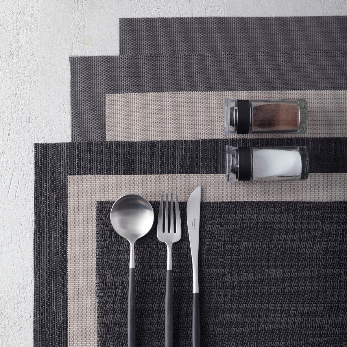 Platzset CUCINA braun mit Besteck und Gewürzstreuer auf Tisch