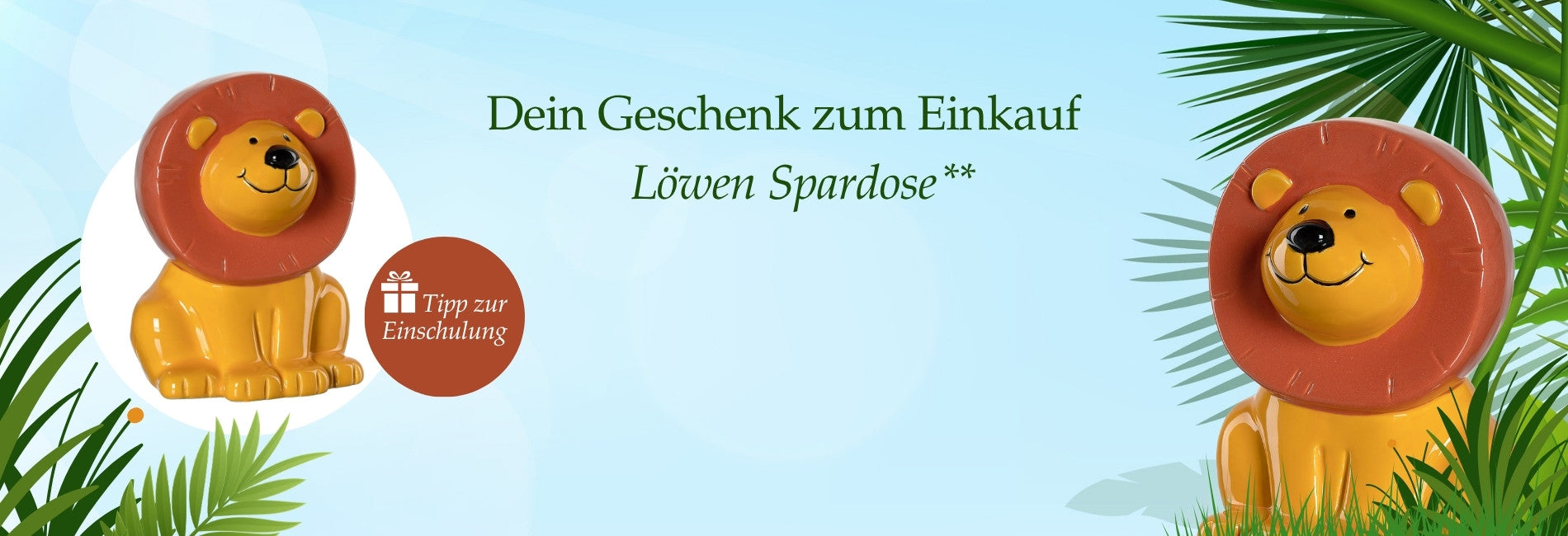 Zwei fröhlich gestaltete Löwen-Spardosen aus Keramik mit brauner Mähne stehen im Dschungel-Look vor hellblauem Hintergrund. Daneben der Text „Dein Geschenk zum Einkauf – Löwen Spardose“ sowie ein Hinweis „Tipp zur Einschulung“.