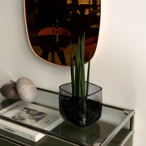 Graue Vase PIETRA mit grünen Pflanzen auf Sideboard in Wohnraum