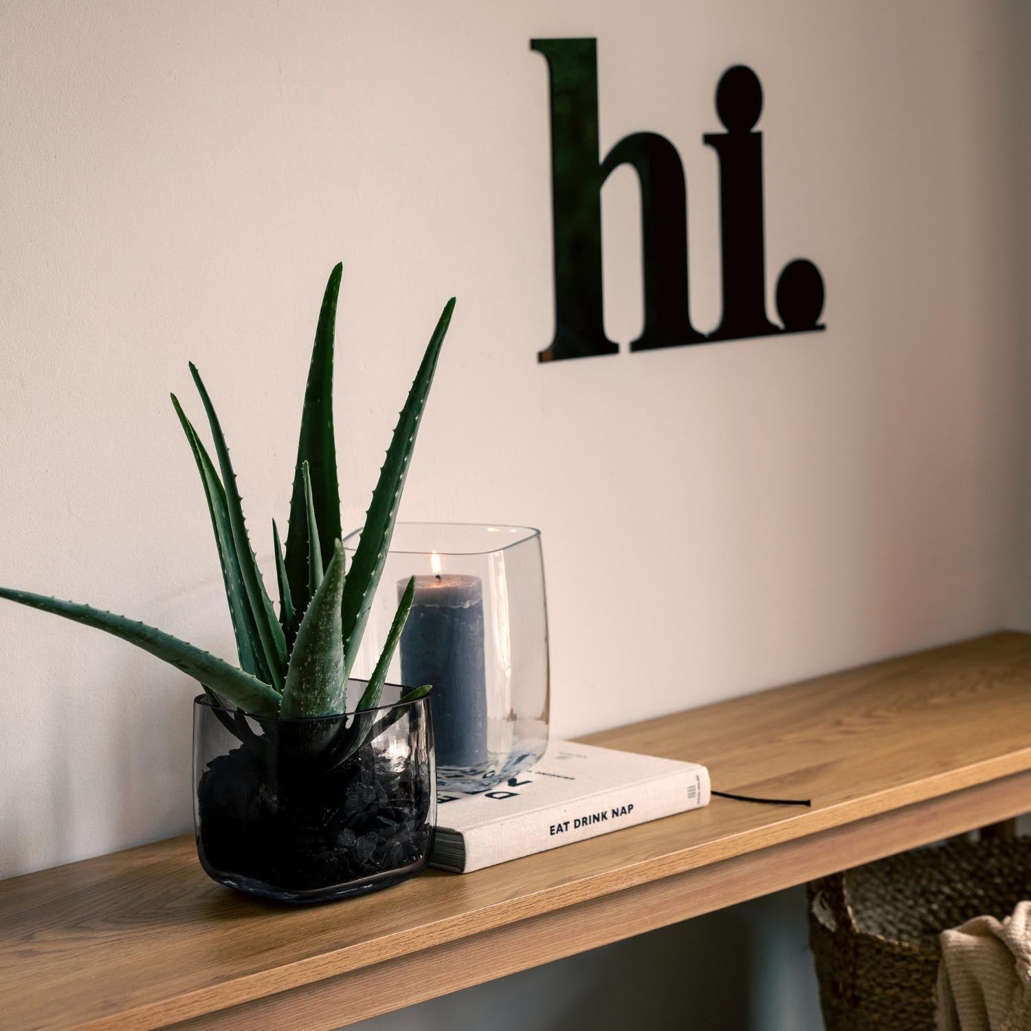 Vase PIETRA mit Sukkulente auf Holzregal in Wohnraum-Styling