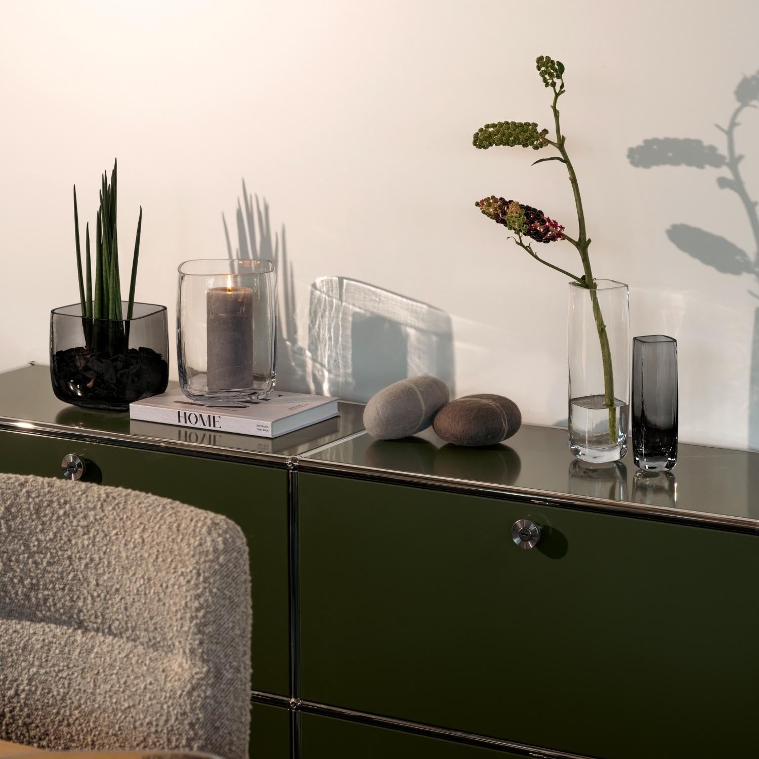 Solifleurvase PIETRA auf Sideboard mit Trockenblume in Wohnraum-Szenerie