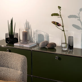 Solifleurvase PIETRA auf Sideboard mit Trockenblume in Wohnraum-Szenerie