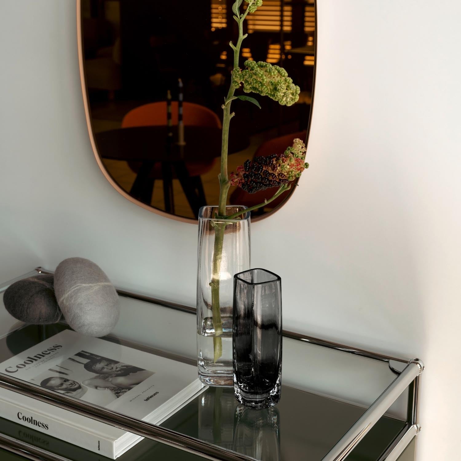 Solifleurvase PIETRA 18 CM grau mit Trockenblumen auf Sideboard in Wohnraum