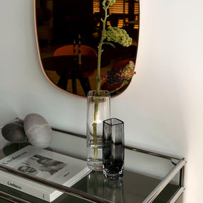 Solifleurvase PIETRA 18 CM grau mit Trockenblumen auf Sideboard in Wohnraum