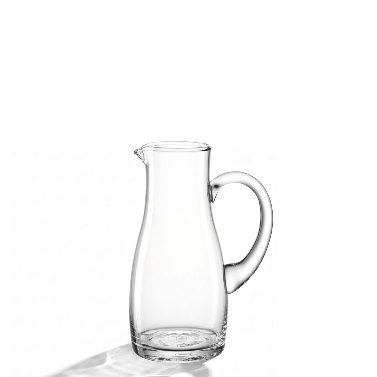 Krug PIENO 0,5 l aus klarem Glas mit Henkel auf weißem Hintergrund