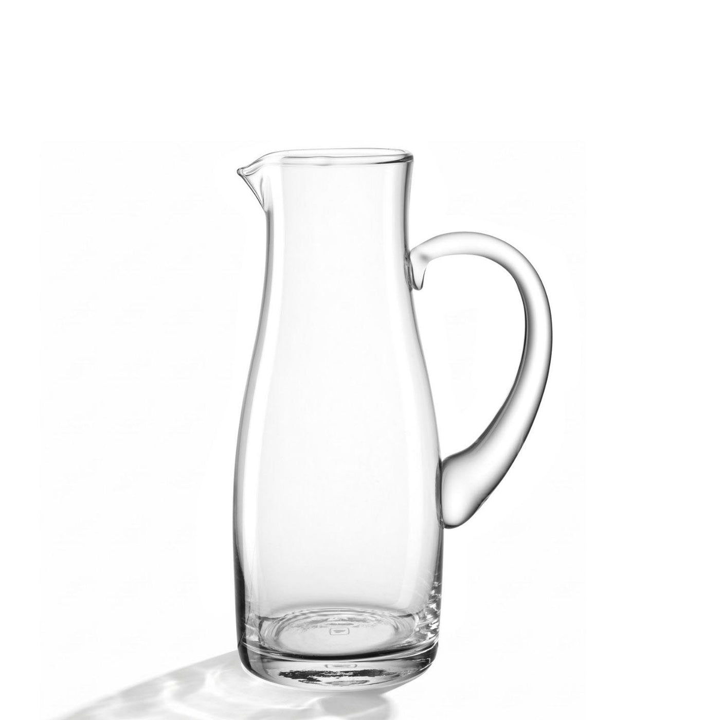 Krug PIENO 1 l aus klarem Glas mit Henkel auf weißem Hintergrund