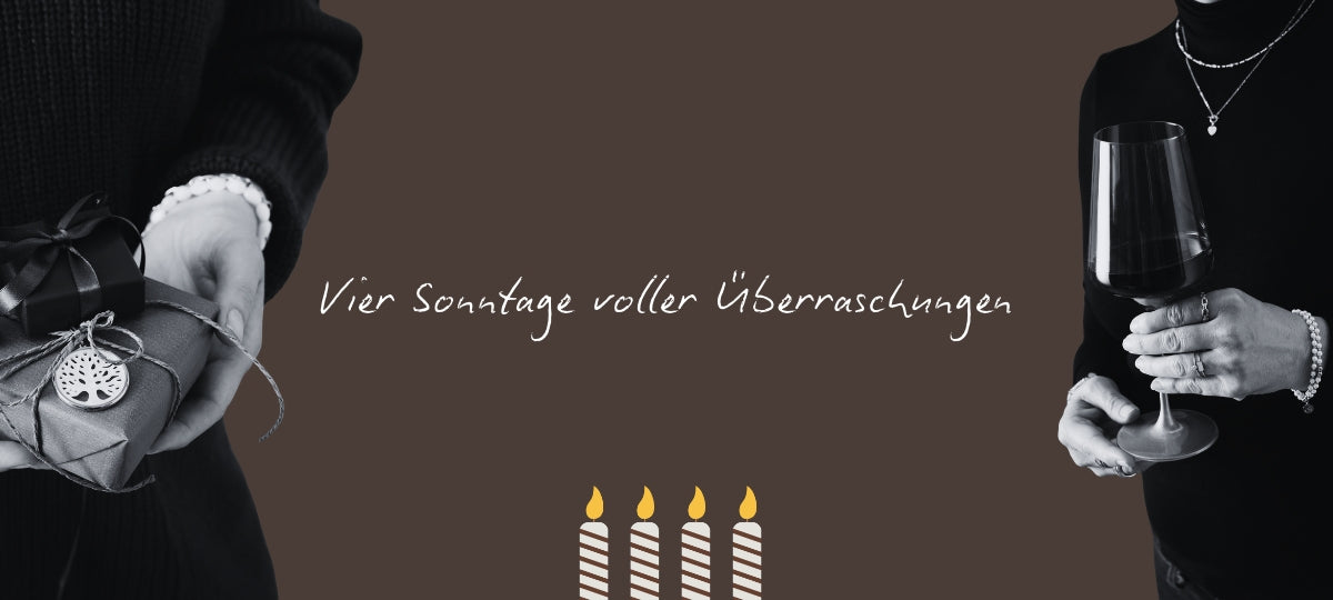 Vier Sonntage voller Überraschungen. Zwei Personen in schwarzer Kleidung halten Weinglas und Handtasche, vier brennende Kerzen, braun-beige Hintergrund