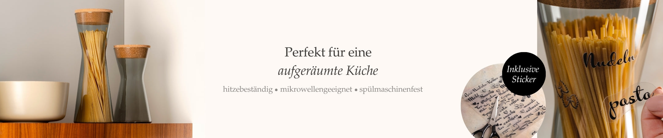 Stilvoll sortierte Glasbehälter mit Korkdeckel stehen auf einem Holzregal; im Vordergrund ein Stickerbogen mit dekorativen Schriftzügen wie „Nudeln“. In der Mitte des Bildes steht der Text „Perfekt für eine aufgeräumte Küche – hitzebeständig, mikrowellengeeignet, spülmaschinenfest“.
