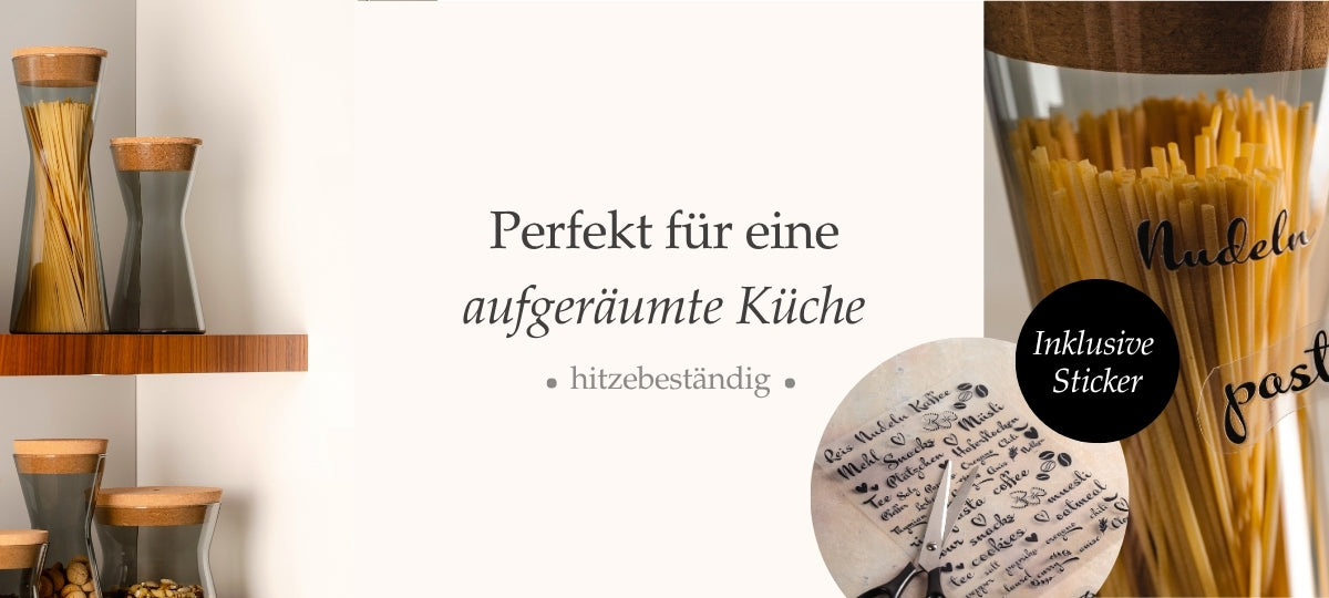 Stilvoll sortierte Glasbehälter mit Korkdeckel stehen auf einem Holzregal; im Vordergrund ein Stickerbogen mit dekorativen Schriftzügen wie „Nudeln“. In der Mitte des Bildes steht der Text „Perfekt für eine aufgeräumte Küche – hitzebeständig“.