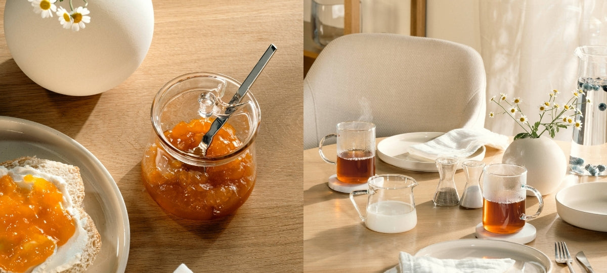 Frühstücksszenen mit Glasgeschirr, Marmelade und Getränken zeigen eine helle, natürliche Tischatmosphäre.