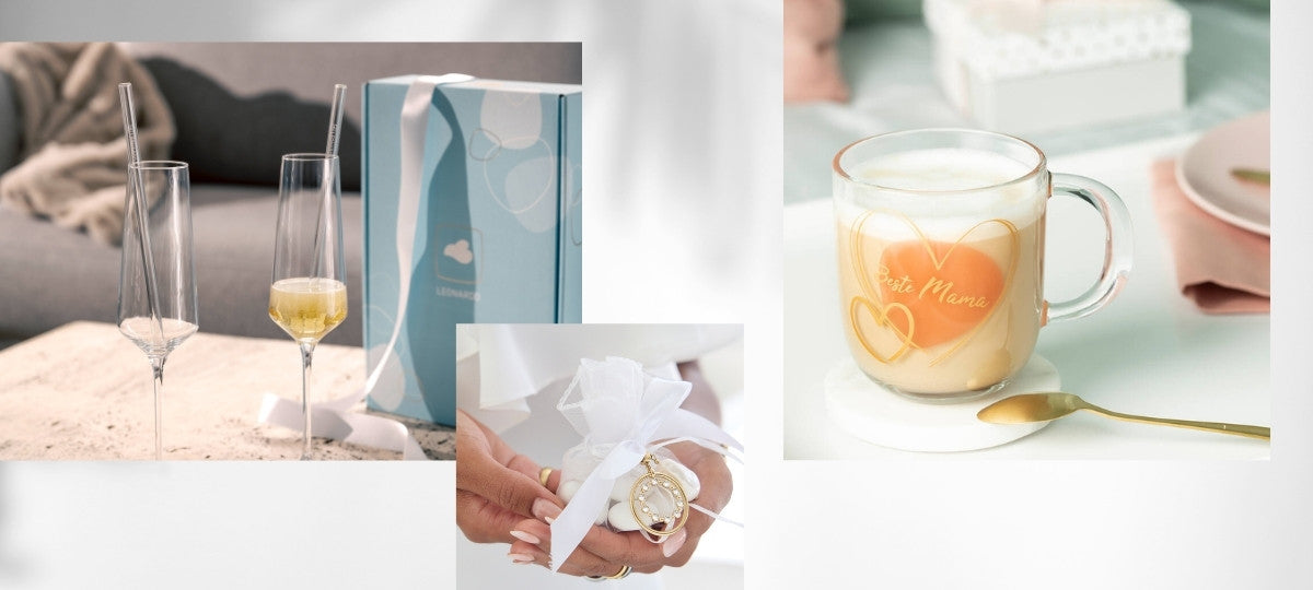 Sektgläser neben Geschenkbox sowie Tasse mit Herzmotiv und Geschenk mit Schmuckanhänger in der Hand.