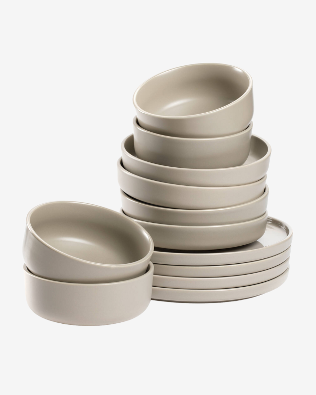 Gestapeltes Geschirr-Set aus Tellern und Schalen in modernem Design von LEONARDO.