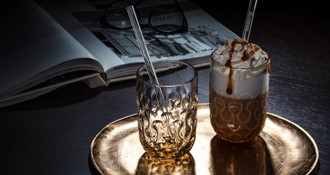 Zwei GOCCE Kaffeegläser auf einem goldenen Tablett