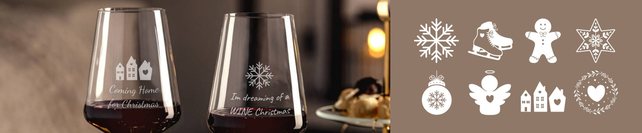 Zwei Weingläser mit winterlichen Gravuren stehen nebeneinander, gefüllt mit Rotwein. Auf dem linken Glas ist eine Gravur mit kleinen Häusern und dem Text „Coming Home for Christmas“, auf dem rechten eine Schneeflocke und der Schriftzug „I’m dreaming of a WINE Christmas“. Rechts im Bild sind weiße Gravursymbole wie Schneeflocke, Schlittschuh, Lebkuchenmann, Stern, Engel, Weihnachtskugel, Herzkranz und Häuser auf braunem Hintergrund abgebildet.