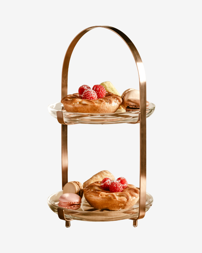 Zweistöckige Etagere mit Gebäck und Macarons aus der LEONARDO Inspirationswelt.