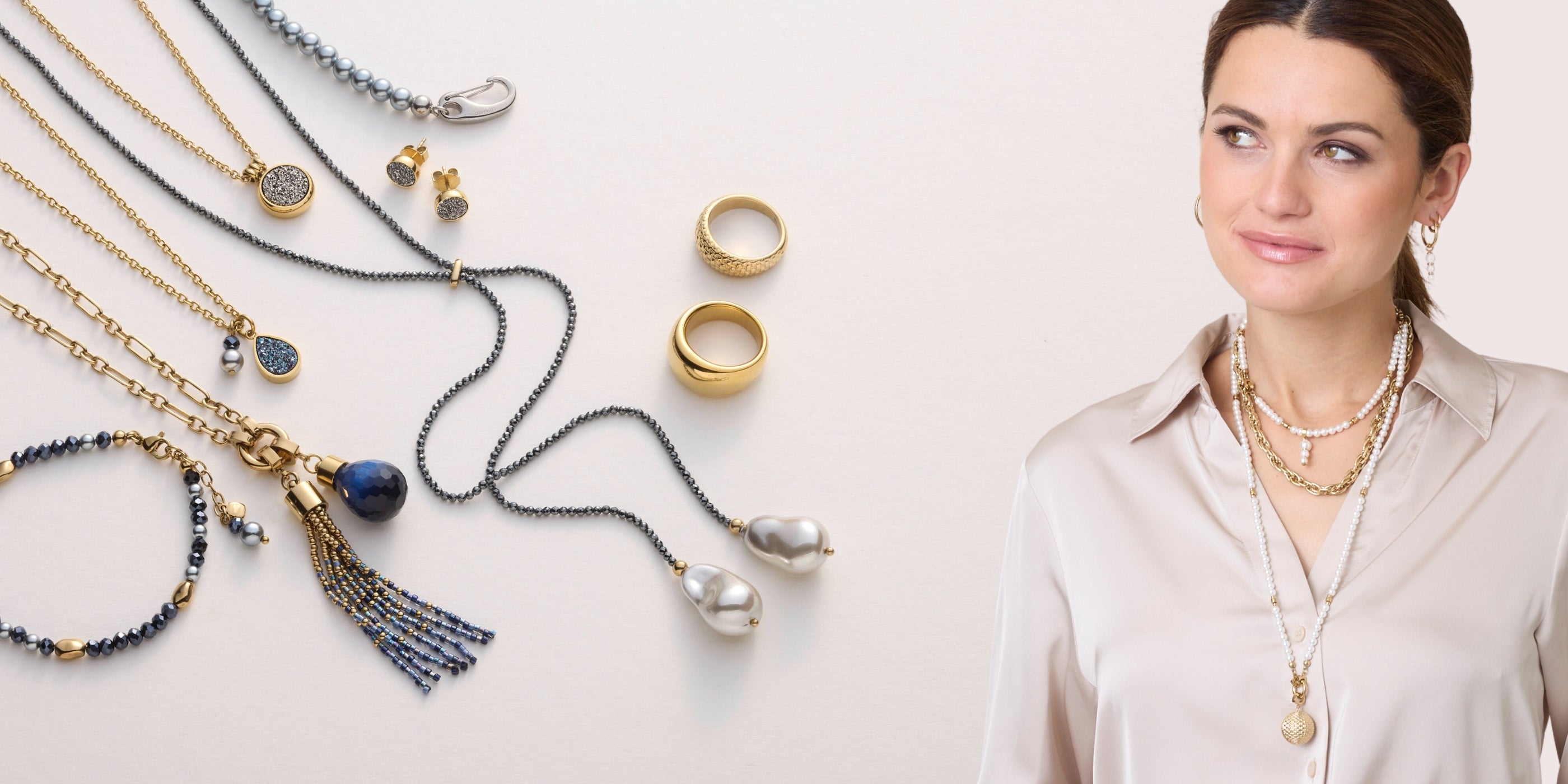 Zweiteiliges Motiv mit Produktinszenierung in Gold, Schwarz und Blau auf der linken Seite und einer stilvoll geschmückten Frau mit mehrlagigem Halsschmuck auf der rechten Seite.