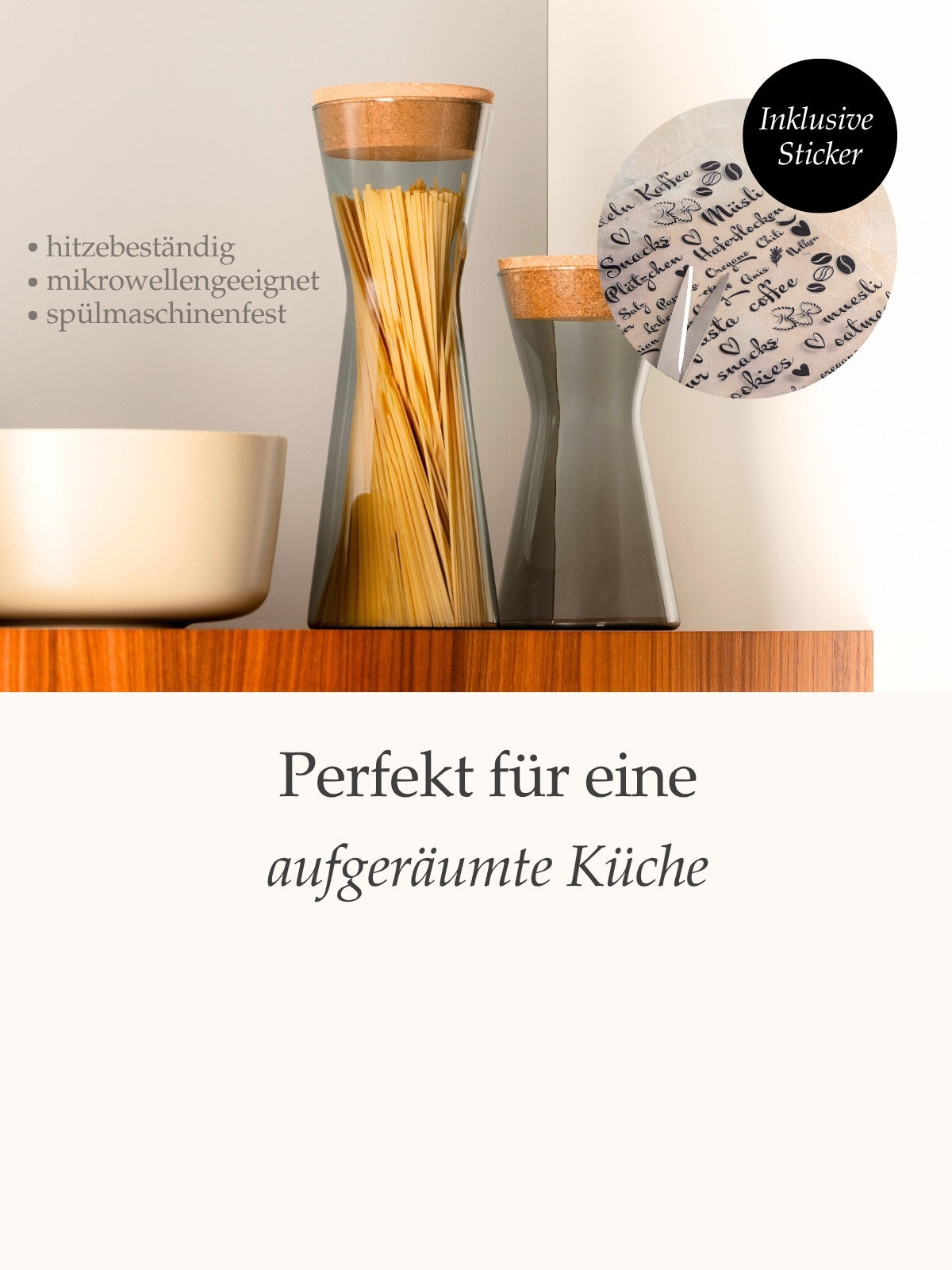 Zwei elegante Glasbehälter mit Korkdeckel stehen auf einem Holzregal; einer ist mit Spaghetti gefüllt. Daneben ein runder Sticker mit der Aufschrift „Inklusive Sticker“ über einem Bogen mit beschriftbaren Etiketten. Links im Bild werden die Eigenschaften „hitzebeständig“, „mikrowellengeeignet“ und „spülmaschinenfest“ genannt. Darunter steht der Slogan „Perfekt für eine aufgeräumte Küche“.
