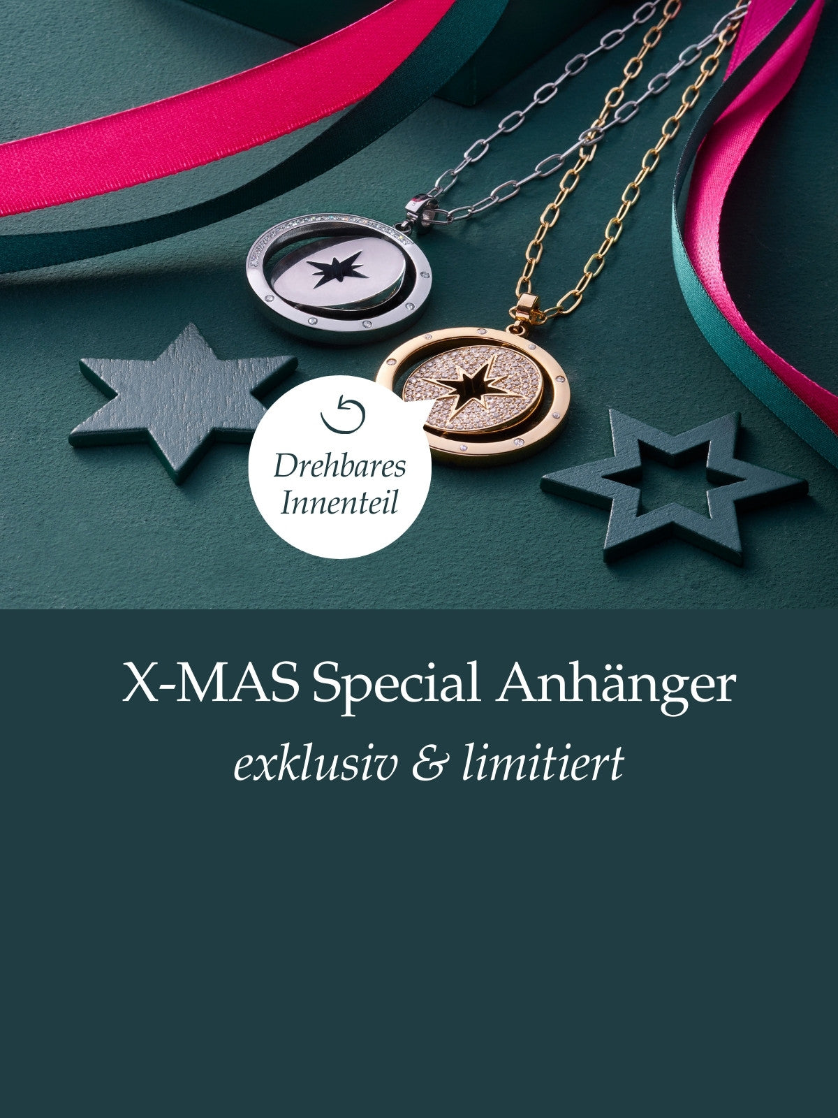 Zwei runde X-MAS Special Anhänger mit drehbarem Innenteil liegen auf einem grünen Hintergrund mit dekorativen Sternen und Bändern. Der Text „X-MAS Special Anhänger exklusiv & limitiert“ hebt die Besonderheit hervor.