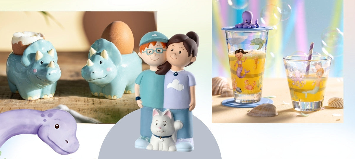Bunte Kinderfiguren, Dinosaurier-Eierbecher und Trinkgläser mit Meerestieren auf verspieltem Hintergrund.