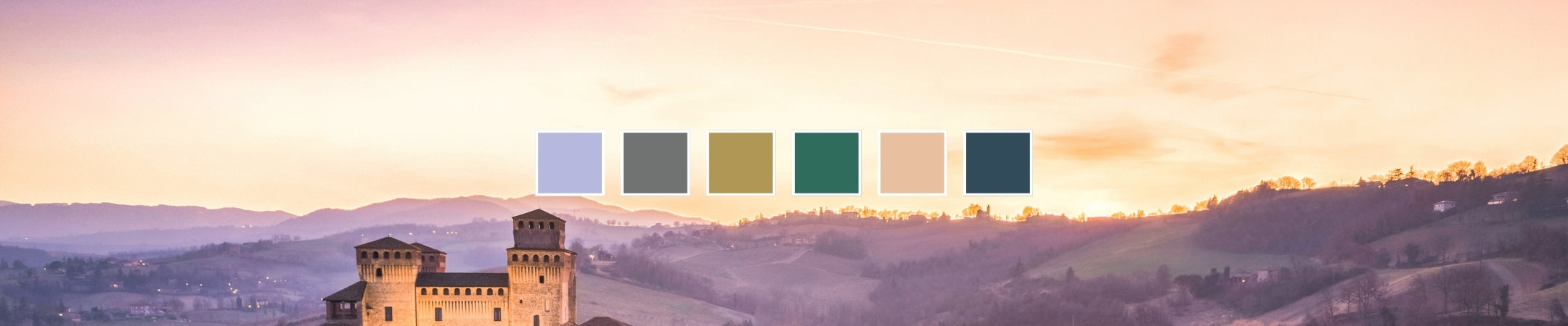 Breites Landschaftspanorama mit sanften Hügeln und historischer Villa im Abendlicht. Zentral im oberen Bereich schwebt eine Reihe von sechs Farbfeldern in Lila, Grau, Senfgelb, Grün, Beige und Dunkelblau.